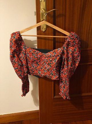 Camiseta floral manga abullonada