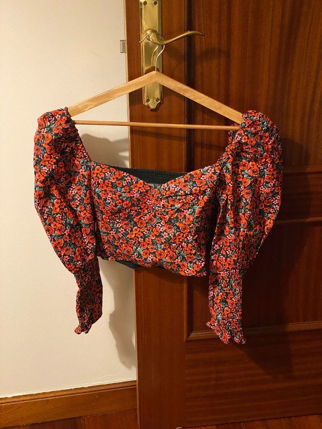 Camiseta floral manga abullonada