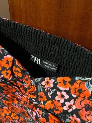 Camiseta floral manga abullonada