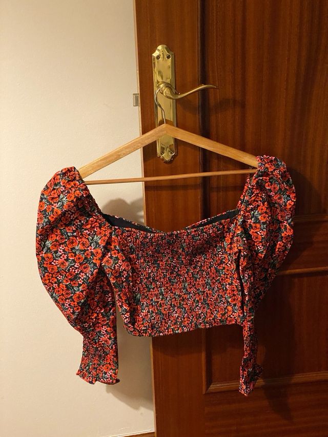 Camiseta floral manga abullonada