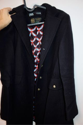 Abrigo largo ZARA negro con forro estampado