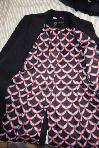 Abrigo largo ZARA negro con forro estampado
