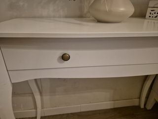 Mesa de entrada blanca con cajones