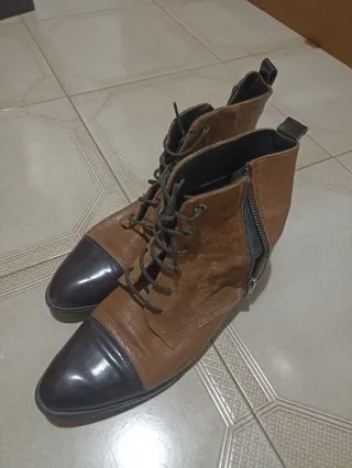 Botas marrones con cordones y cremallera