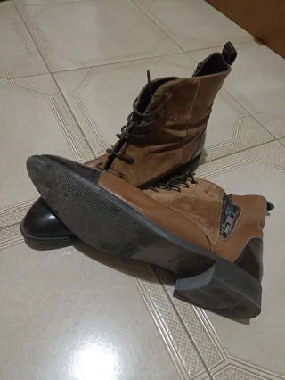 Botas marrones con cordones y cremallera