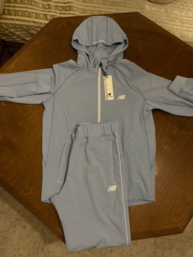 Conjunto deportivo New Balance azul.