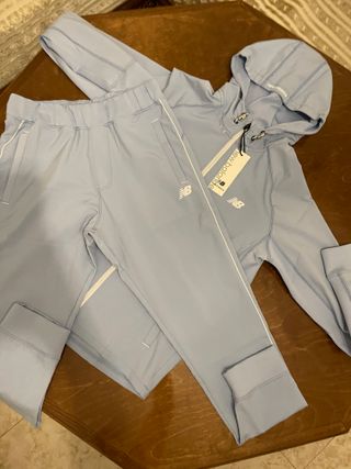 Conjunto deportivo New Balance azul.