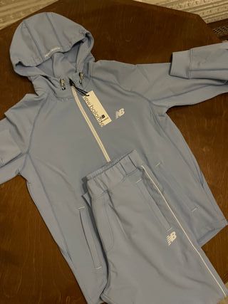 Conjunto deportivo New Balance azul.