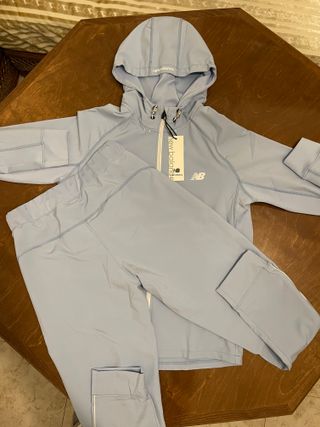 Conjunto deportivo New Balance azul.
