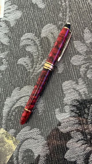 Bolígrafo antiguo  rojo y dorado