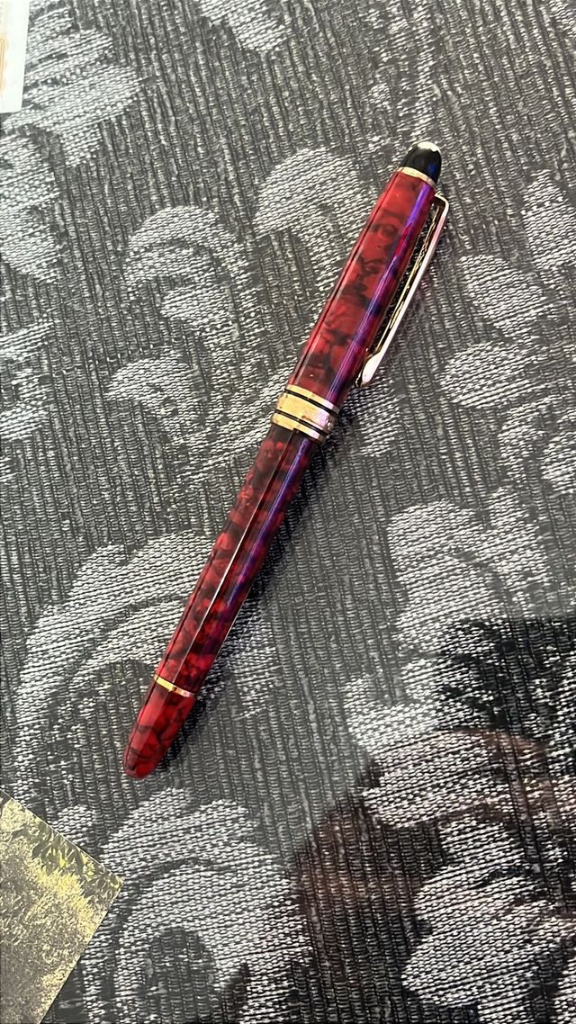 Bolígrafo antiguo rojo y dorado