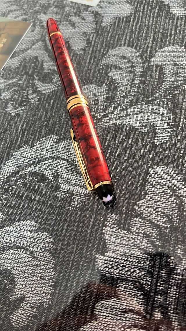 Bolígrafo antiguo rojo y dorado