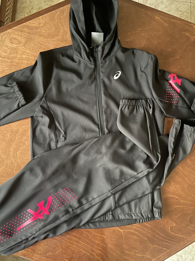 Conjunto deportivo Asics negro y rosa.