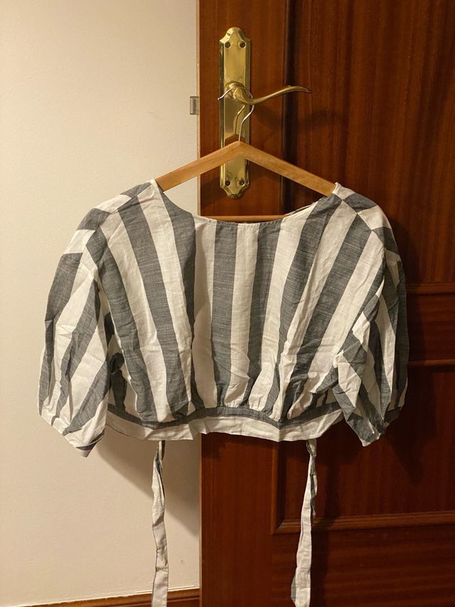 Camiseta rayas manga abullonada gris y blanca