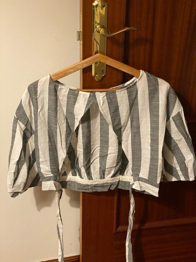 Camiseta rayas manga abullonada gris y blanca