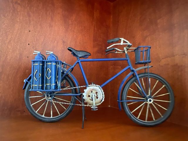 Bicicleta de metal azul decorativa