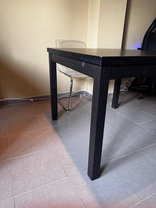 Mesa de comedor negra de madera