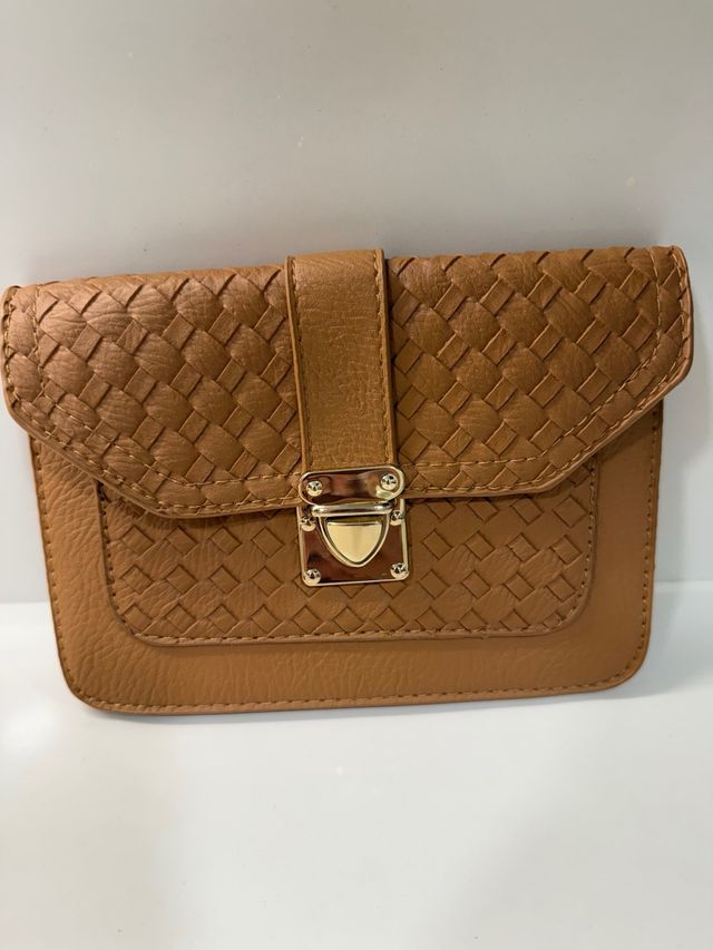 Bolso de mano marrón con detalles dorados 19x14