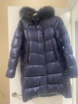 Abrigo azul con capucha de pelo