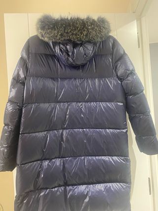 Abrigo azul con capucha de pelo