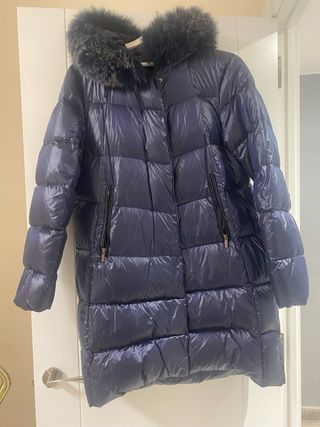 Abrigo azul con capucha de pelo