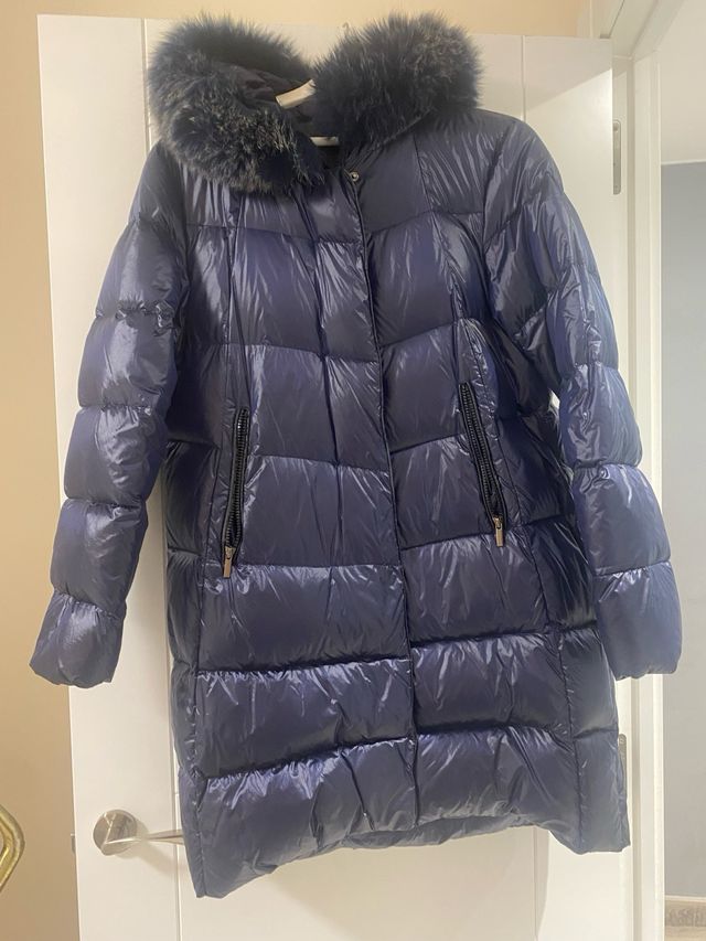 Abrigo azul con capucha de pelo