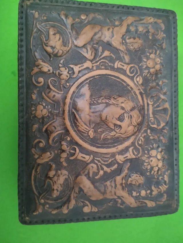 Pitillera antigua de cuero repujado