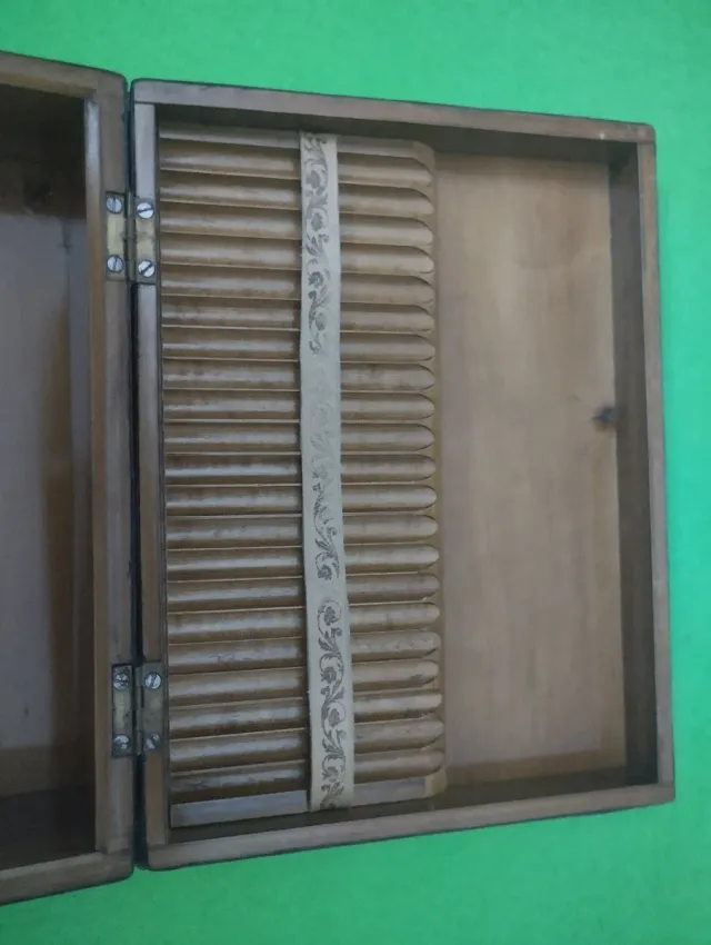 Pitillera antigua de cuero repujado