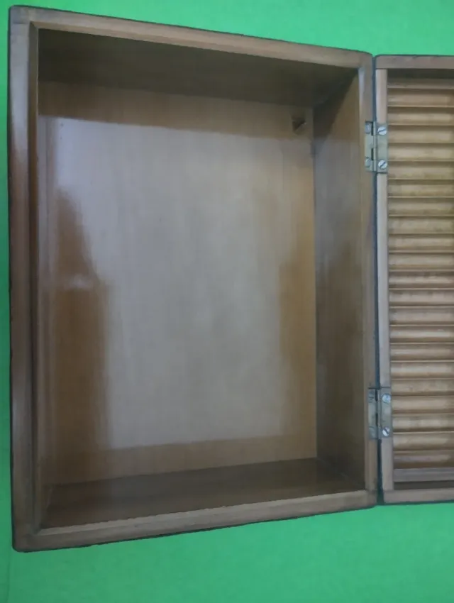 Pitillera antigua de cuero repujado