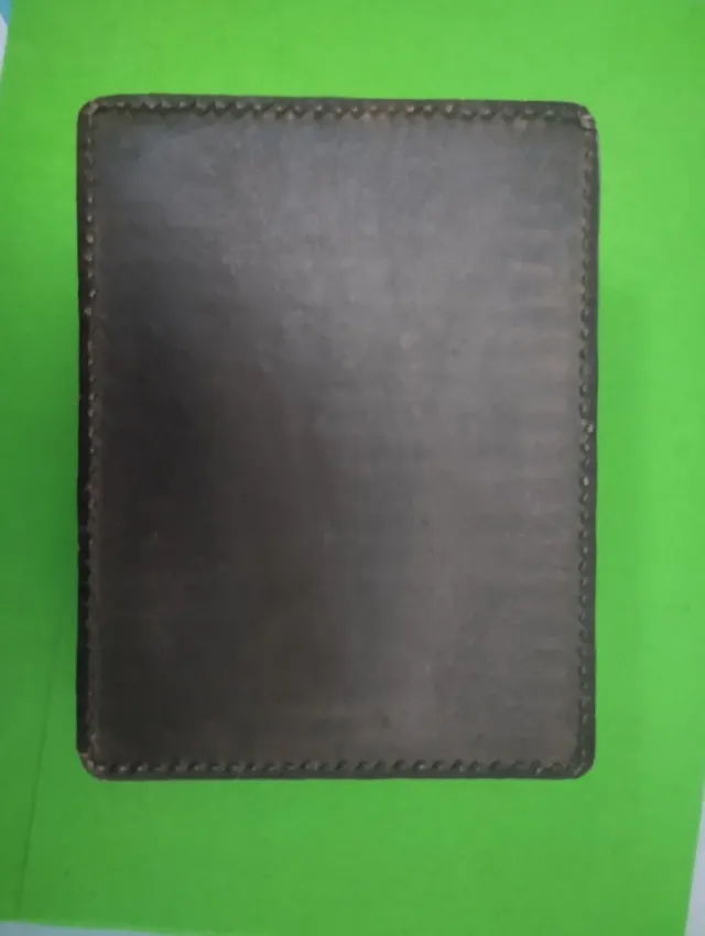 Pitillera antigua de cuero repujado