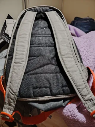 Mochila Nike niño gris y naranja