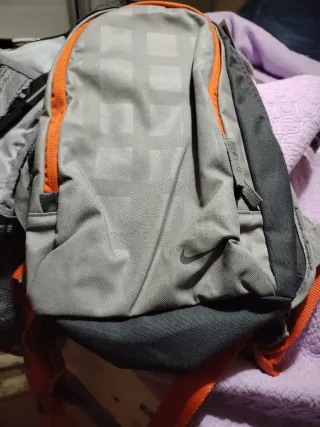 Mochila Nike niño gris y naranja
