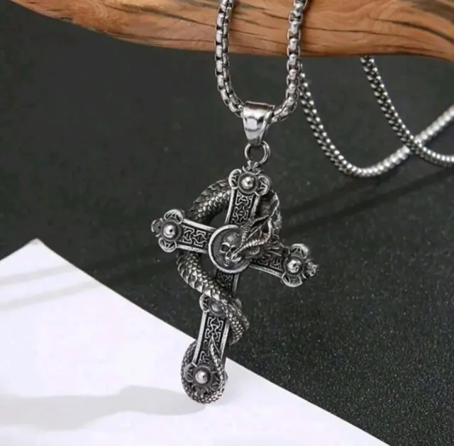 Cadena con colgante cruz gótico dragón