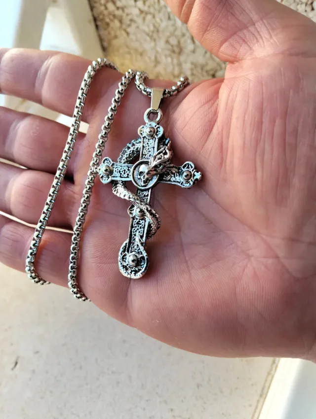 Cadena con colgante cruz gótico dragón