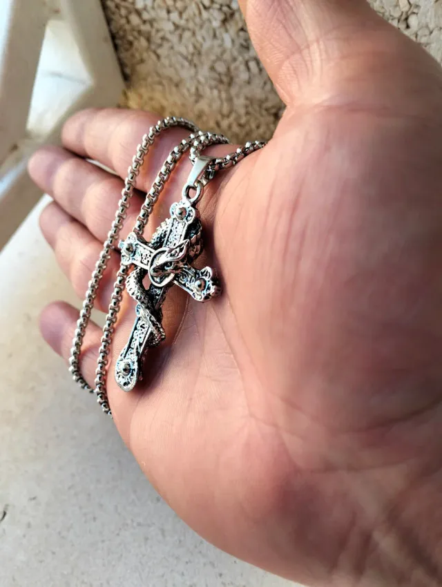 Cadena con colgante cruz gótico dragón