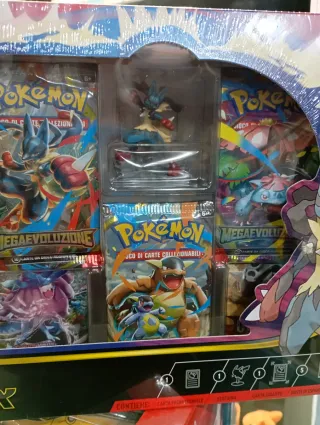 Collezione Pokémon Mega Lucario EX con statuina