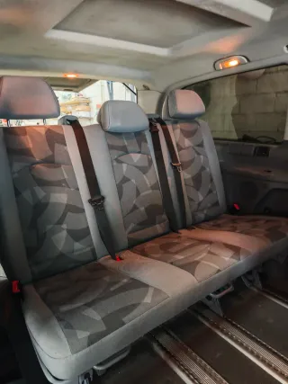 Asientos traseros de tres con cajones y 2 asientos