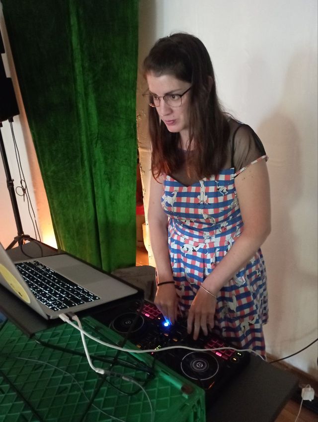 Divertida y alternativa dj para fiestas