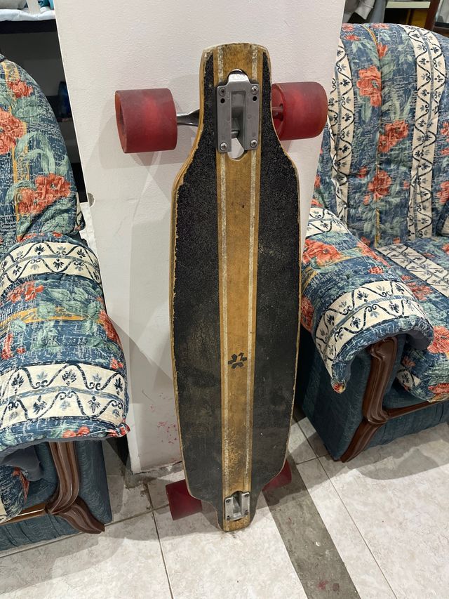 Longboard con ruedas rojas