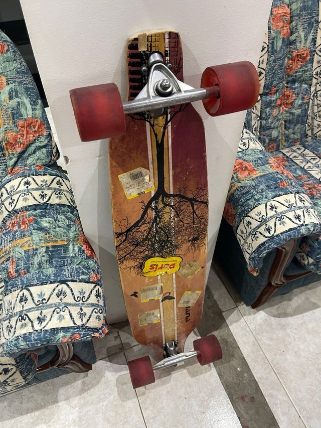 Longboard con ruedas rojas