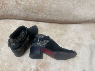 Botines piel negros con brillos dorados