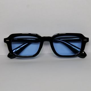 Occhiali da sole neri con lenti blu