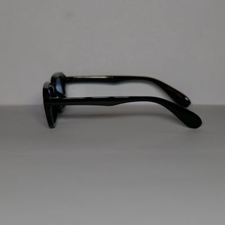 Occhiali da sole neri con lenti blu