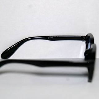 Occhiali da sole neri con lenti blu