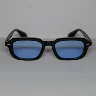 Occhiali da sole neri con lenti blu