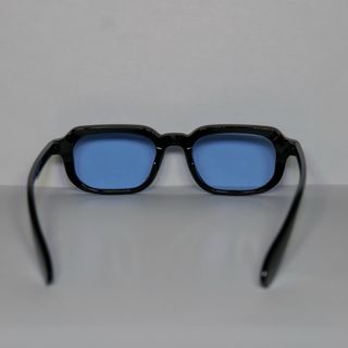 Occhiali da sole neri con lenti blu