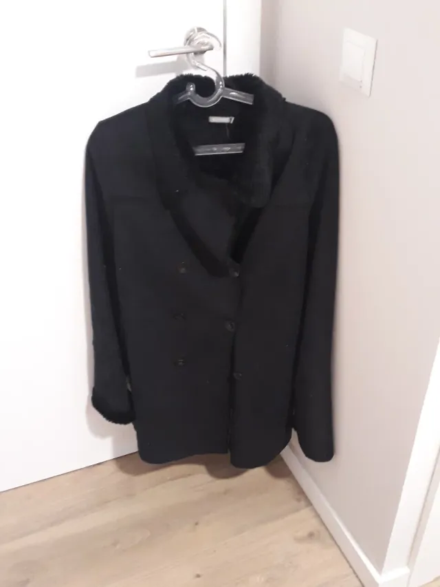 Chaquetón negro con cuello de pelo