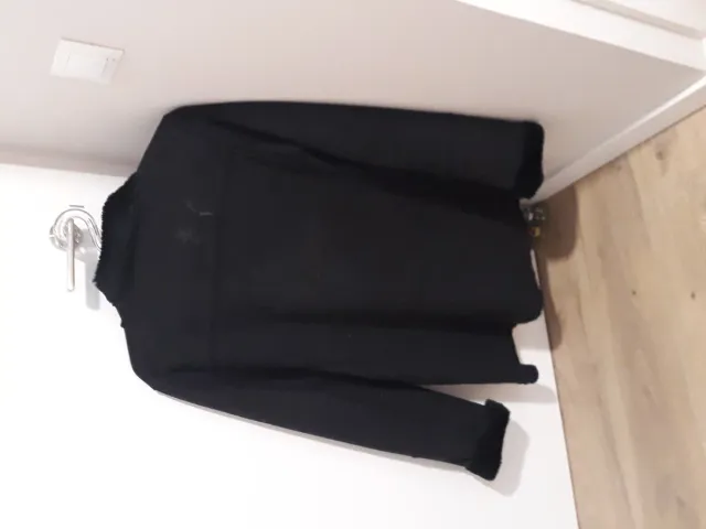 Chaquetón negro con cuello de pelo