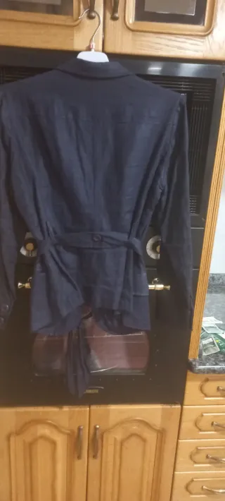 Chaqueta azul con cinturón