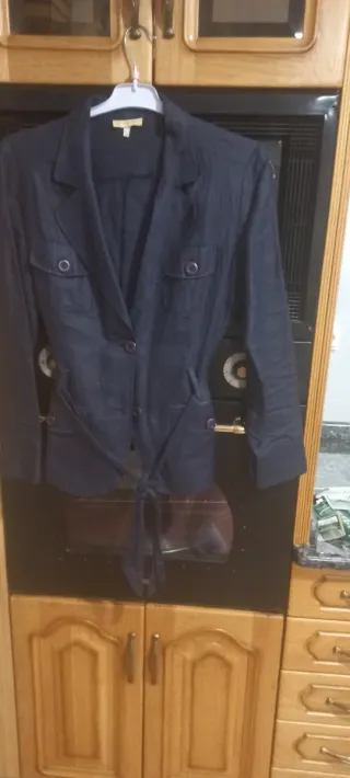 Chaqueta azul con cinturón